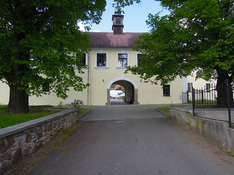 Brána do zámku i statku